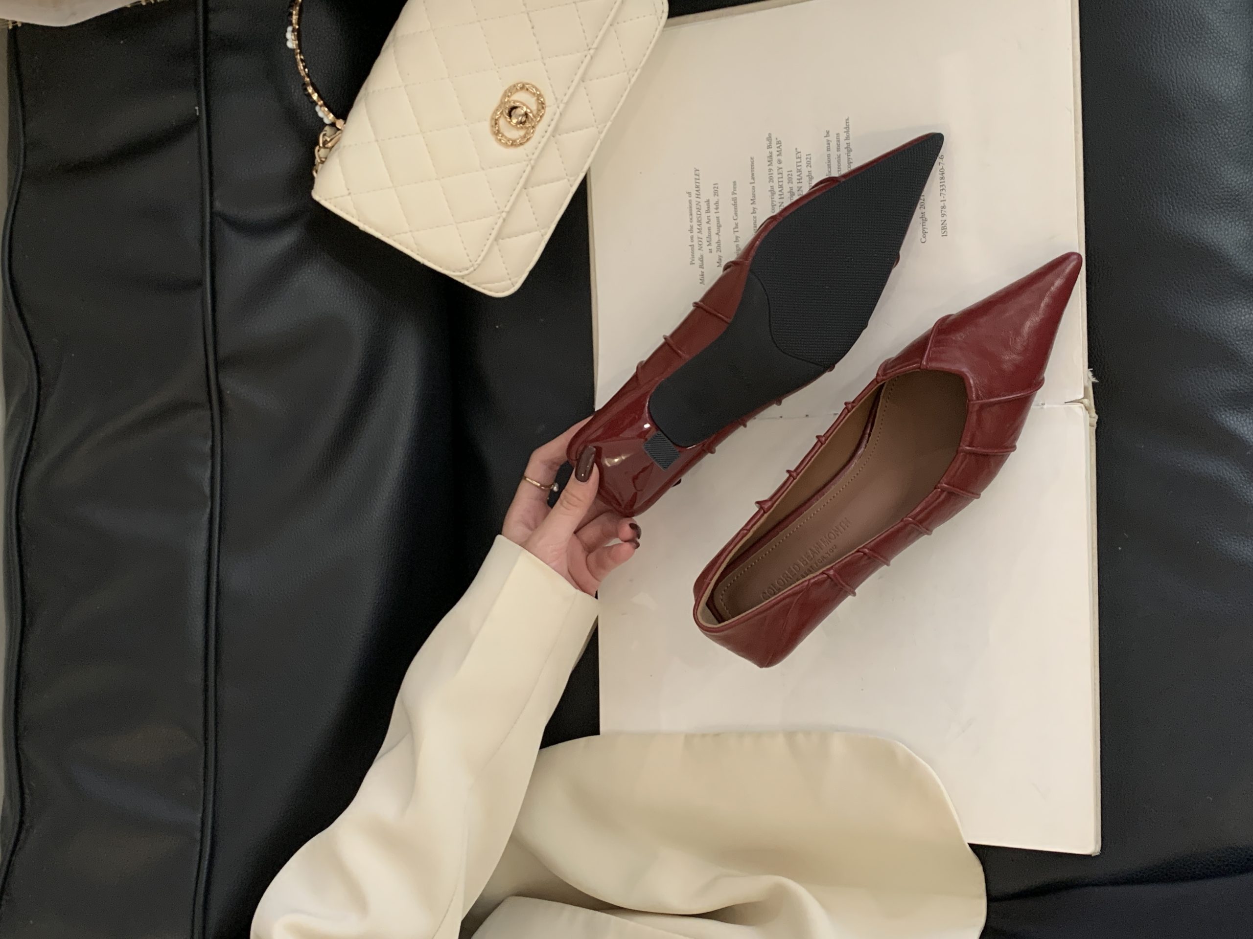 2025 New Autumn Pointed Toe Pleated Minimalist Design Elegant Low Heel Shoes for Women Fashion Temperament Shallow Mouth Shoes